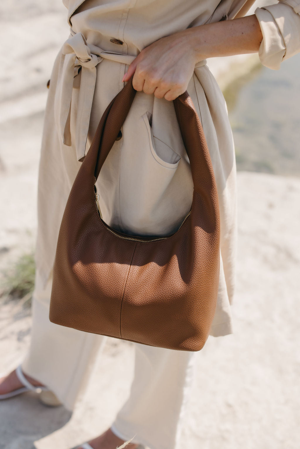 Ava Slouchy shoulder bag made of vegan leather in espresso
