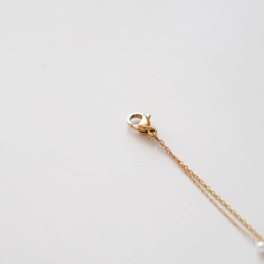 Thin ladies bracelet with white pearls