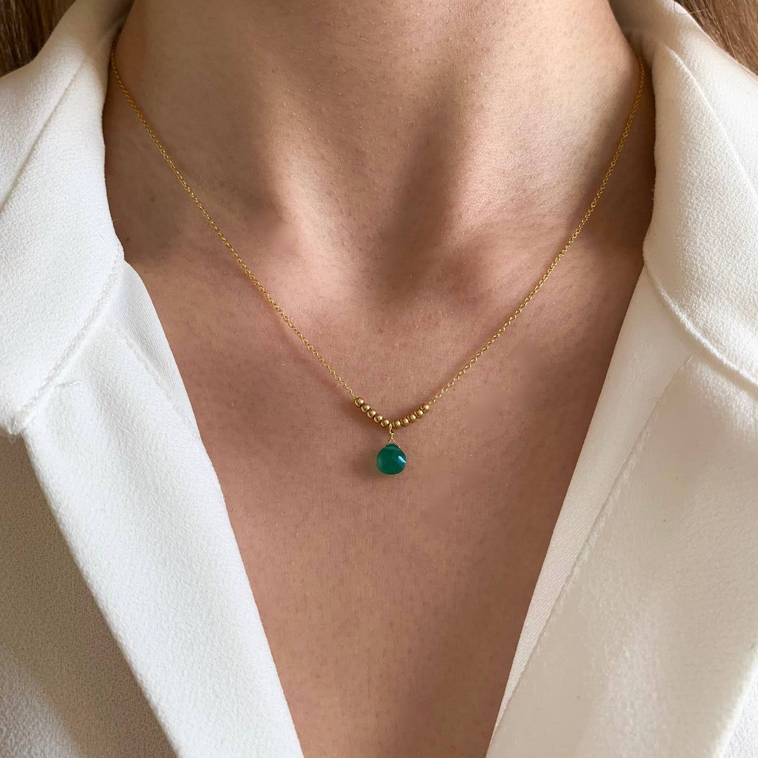Amine fine necklace with drop pendant in green agate