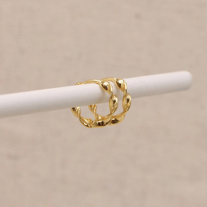 Huggie Hoops aus verdrehtem Gold