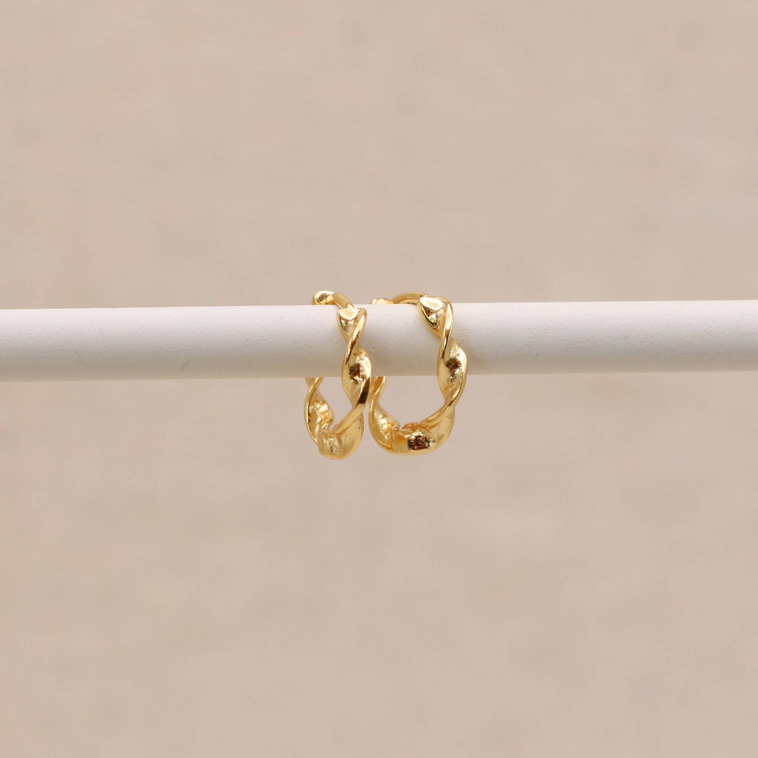 Huggie Hoops aus verdrehtem Gold