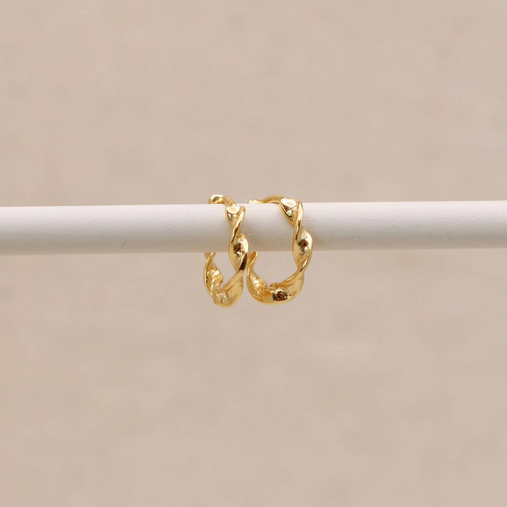 Huggie Hoops aus verdrehtem Gold
