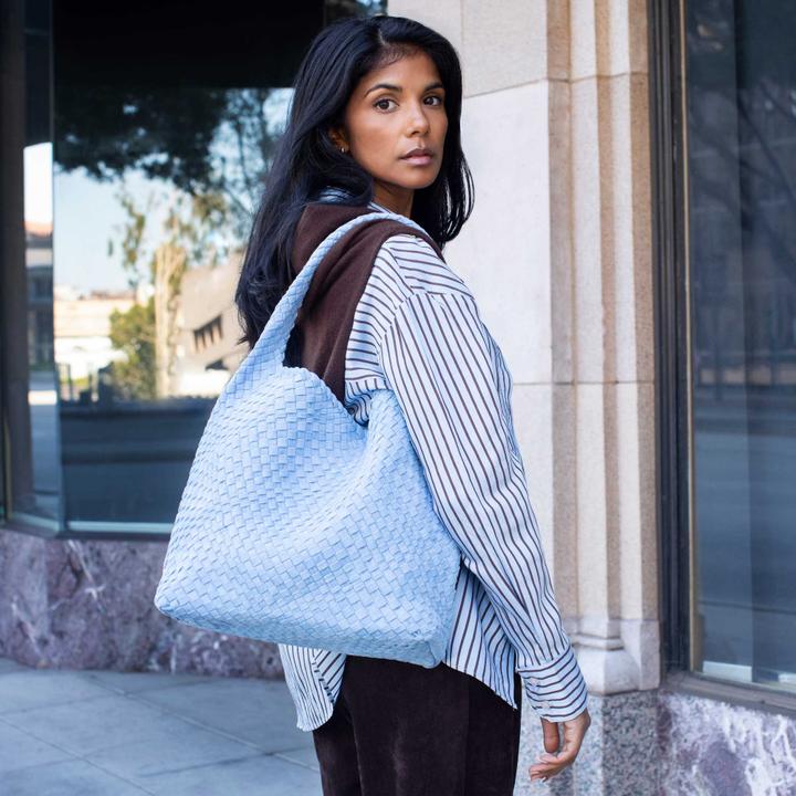 Melie Bianco Johanna große Schultertasche aus recyceltem veganem Wildlederimitat in Mauve