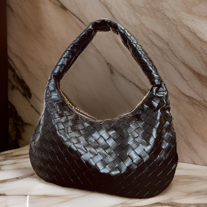 Liv shoulder bag made of vegan material in black