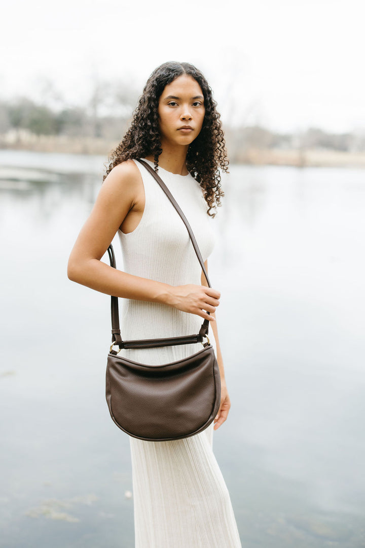 Elin Crossbodytasche aus recyceltem veganem Material in Espresso