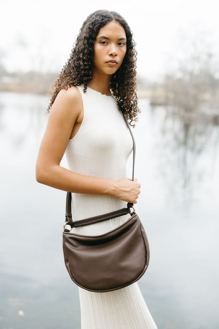 Elin Crossbodytasche aus recyceltem veganem Material in Espresso