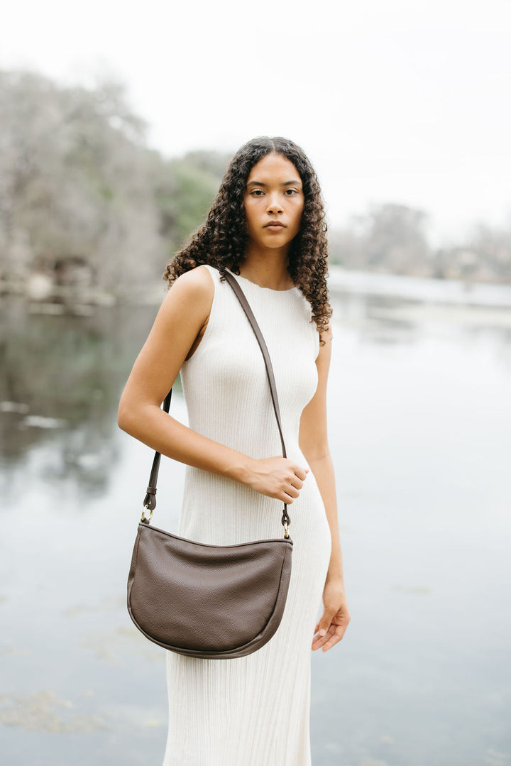 Elin Crossbodytasche aus recyceltem veganem Material in Espresso