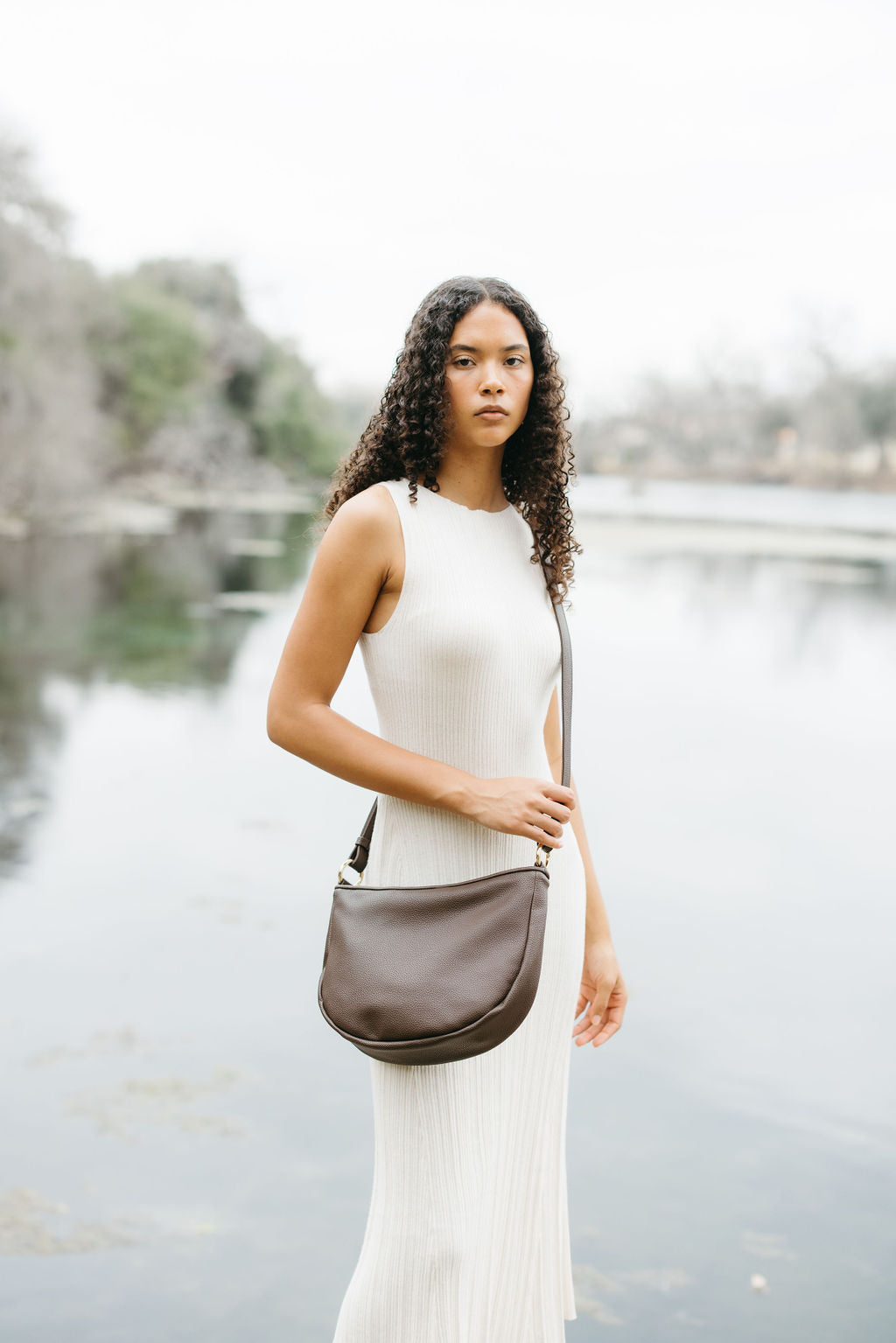 Elin Crossbodytasche aus recyceltem veganem Material in Espresso