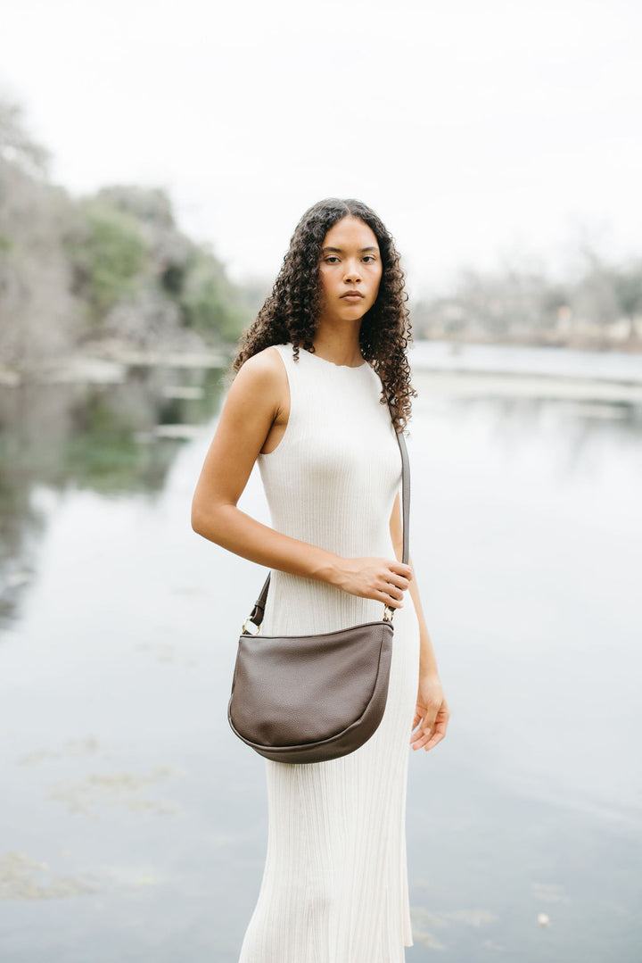 Elin Crossbodytasche aus recyceltem veganem Material in Espresso