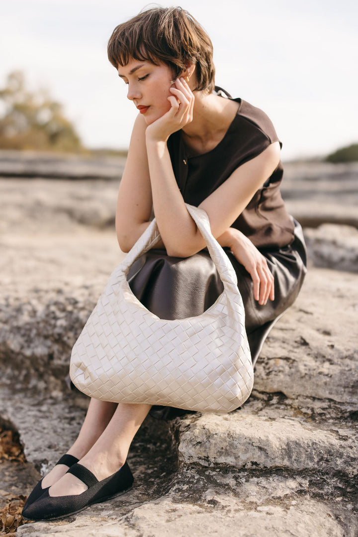 Liv Schultertasche aus veganem Material in Perl Beige