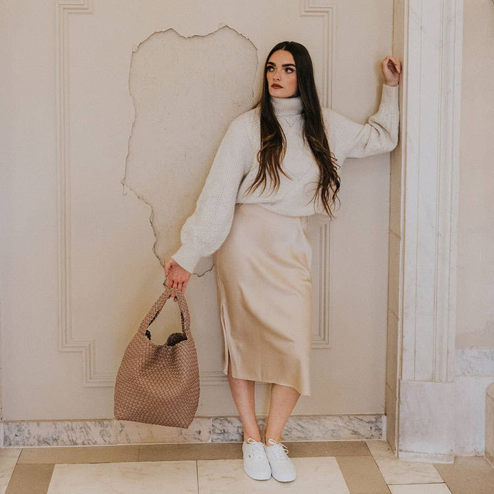 Melie Bianco Johanna große Schultertasche aus recyceltem veganem Material in Taupe
