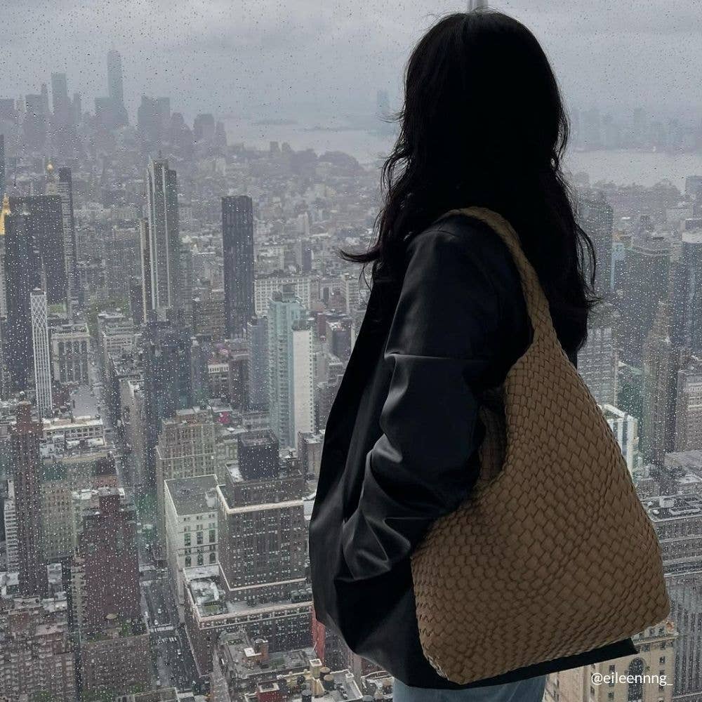 Melie Bianco Johanna große Schultertasche aus recyceltem veganem Material in Nude