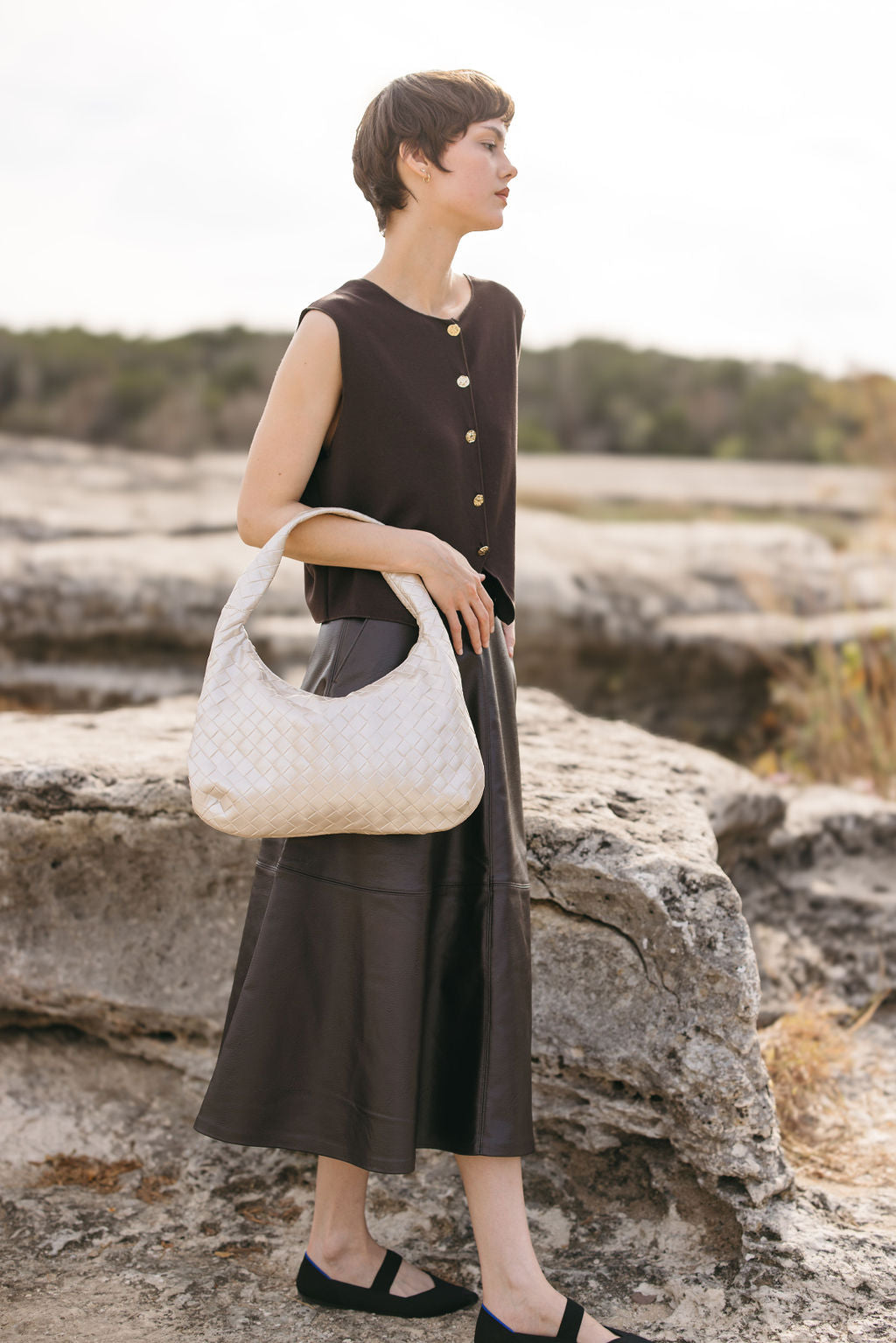 Liv Schultertasche aus veganem Material in Perl Beige
