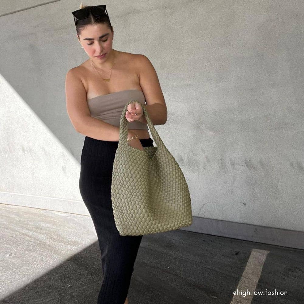 Melie Bianco Johanna große Schultertasche aus recyceltem veganem Material in Moss