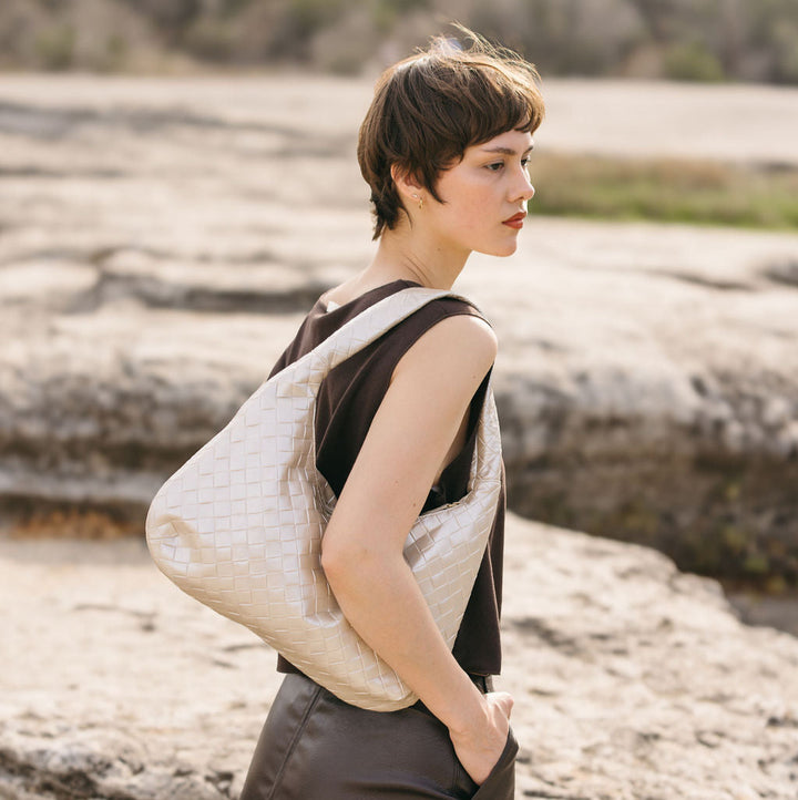 Liv Schultertasche aus veganem Material in Perl Beige