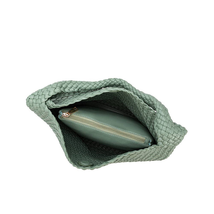 Melie Bianco Johanna große Schultertasche aus recyceltem veganem Material in Teal - Limited Edition