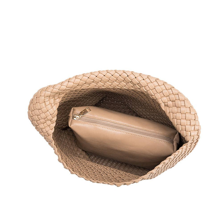 Melie Bianco Johanna große Schultertasche aus recyceltem veganem Material in Nude