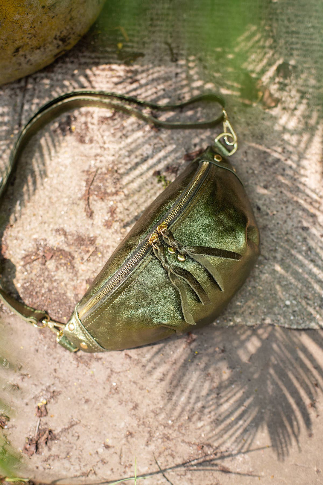 Nelly Ledertasche in Khaki Metall