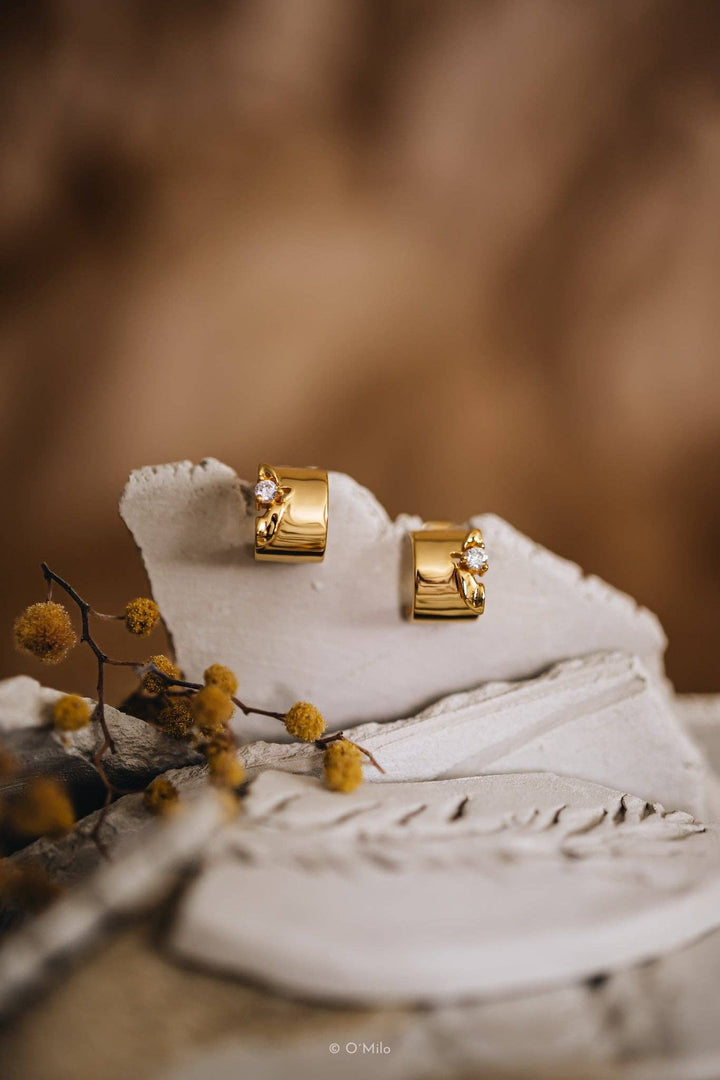 Goldene Blütenblätter Muse Ohrringe