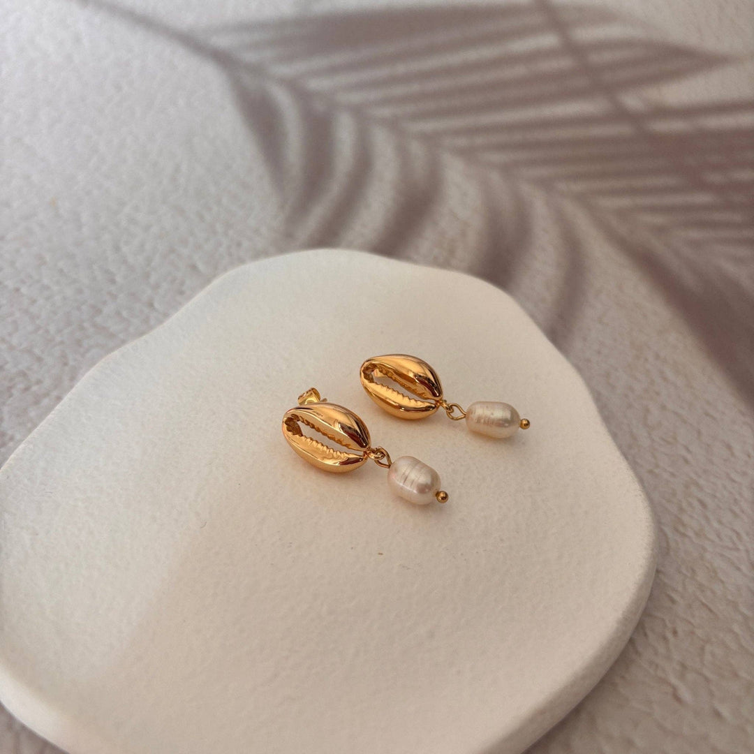 Cowrie Shell goldene Muschelohrringe mit Süßwasserperle