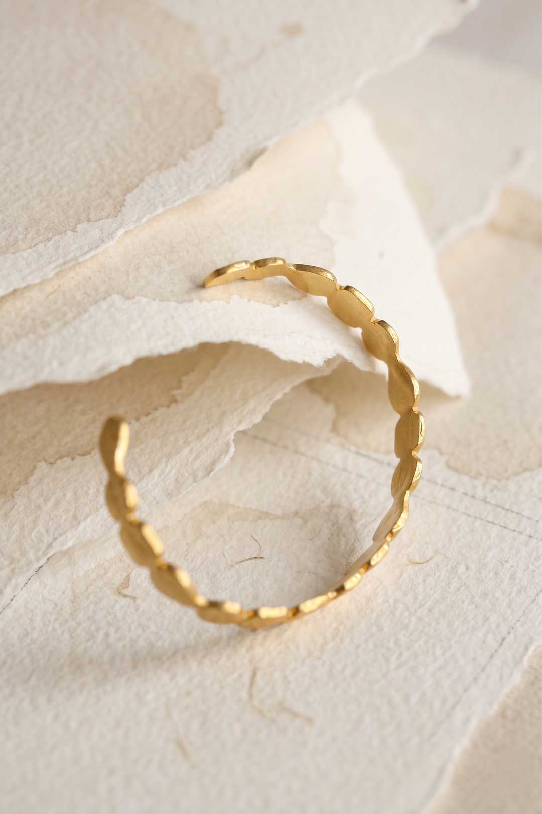 Gehämmerter goldfarbener Manschettenarmreif
