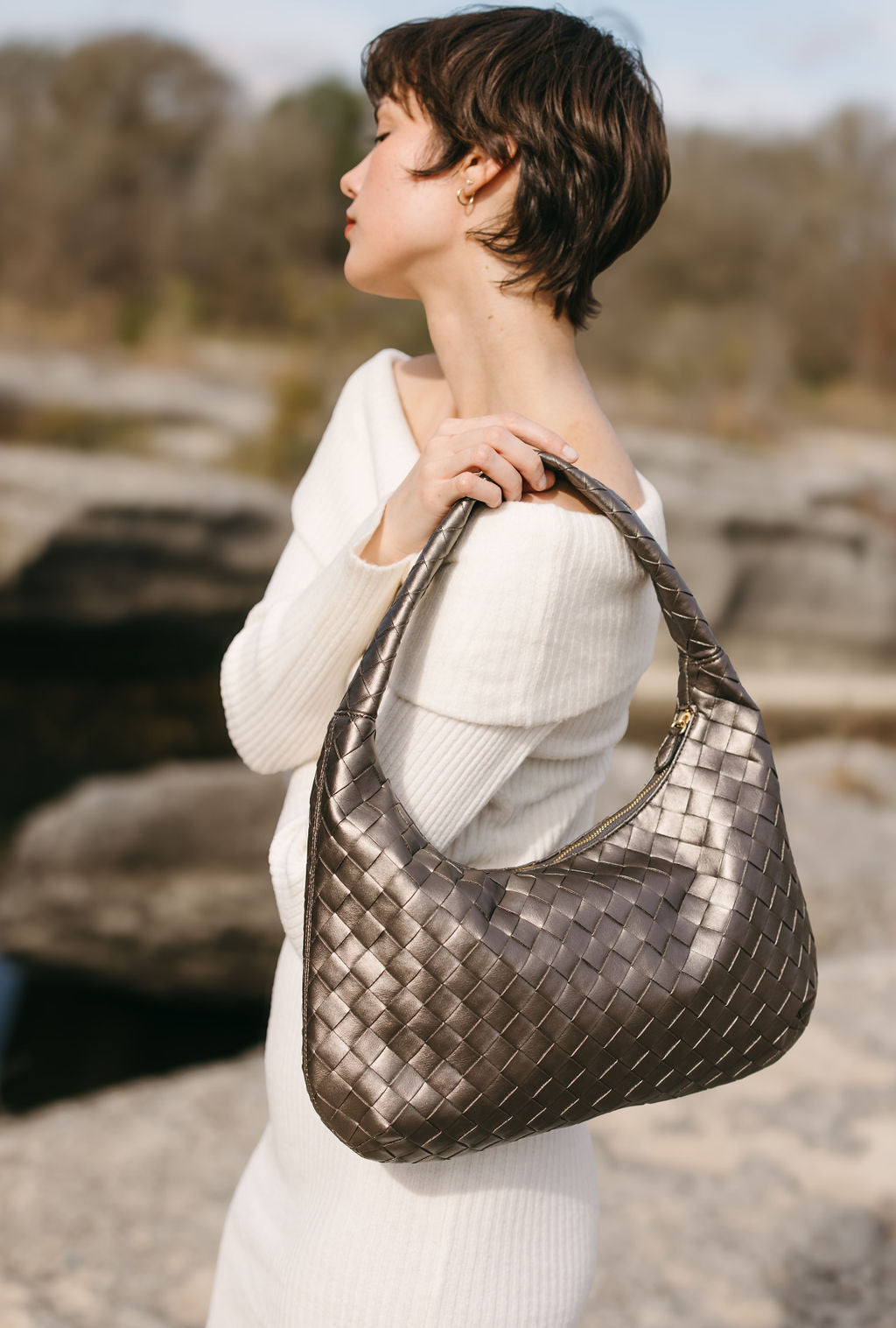 Liv Schultertasche aus veganem Material in Anthrazit
