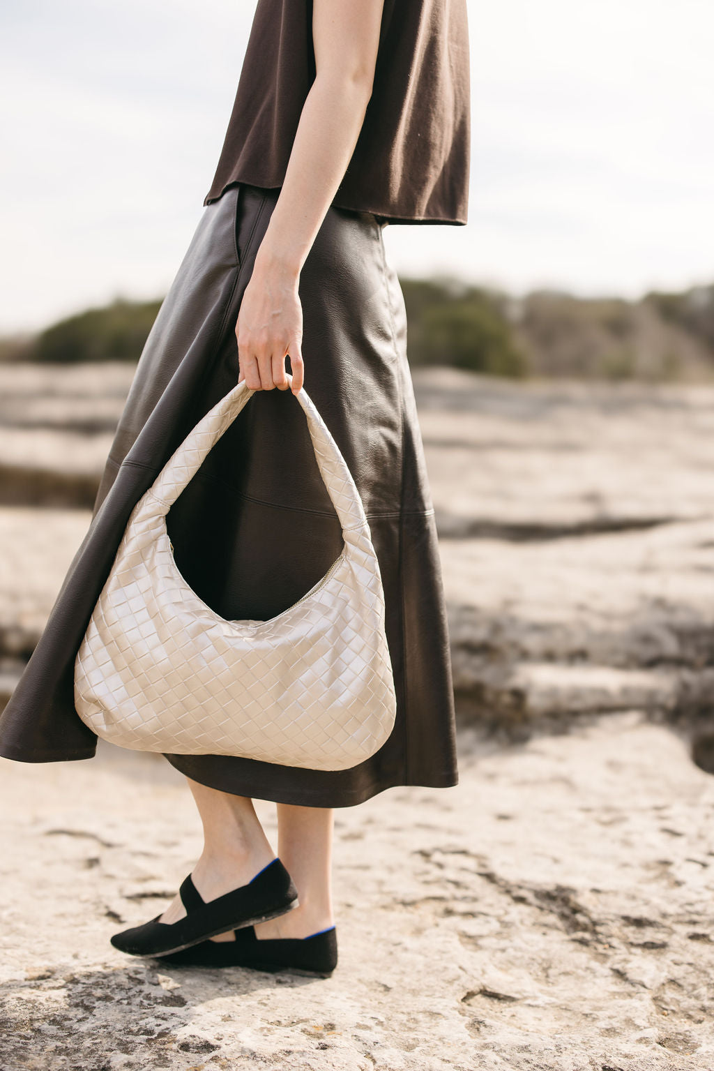 Liv Schultertasche aus veganem Material in Perl Beige