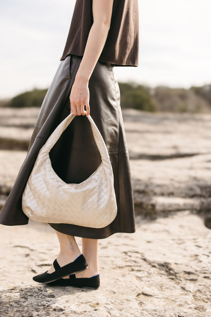Liv Schultertasche aus veganem Material in Perl Beige