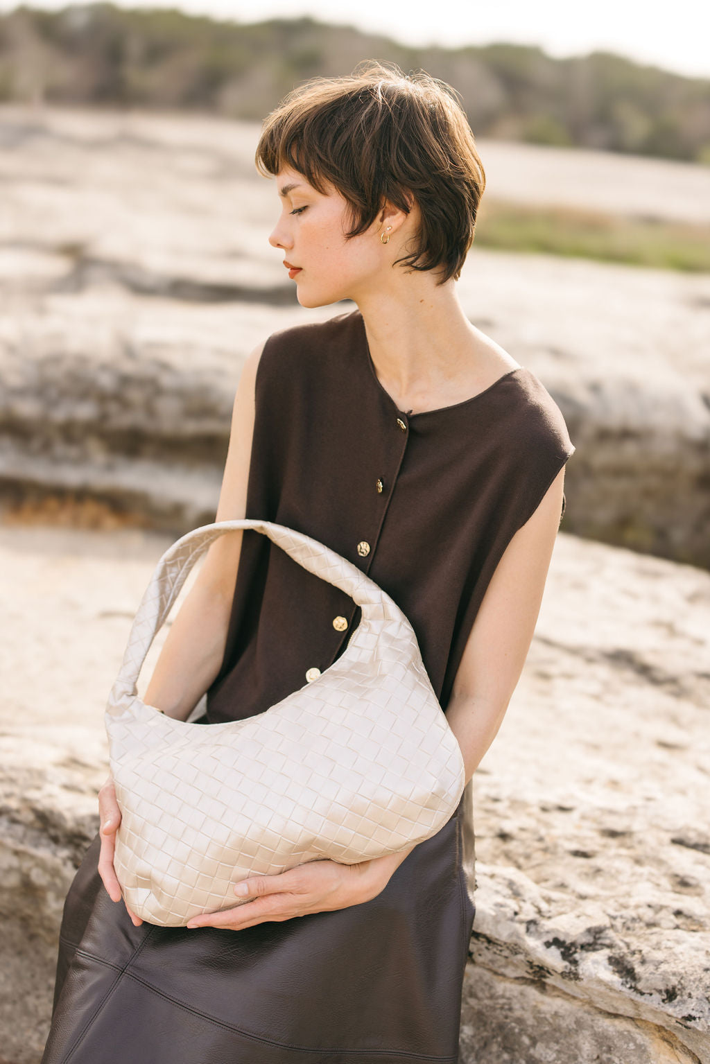 Liv Schultertasche aus veganem Material in Perl Beige