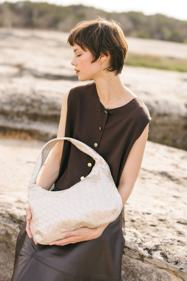 Liv Schultertasche aus veganem Material in Perl Beige