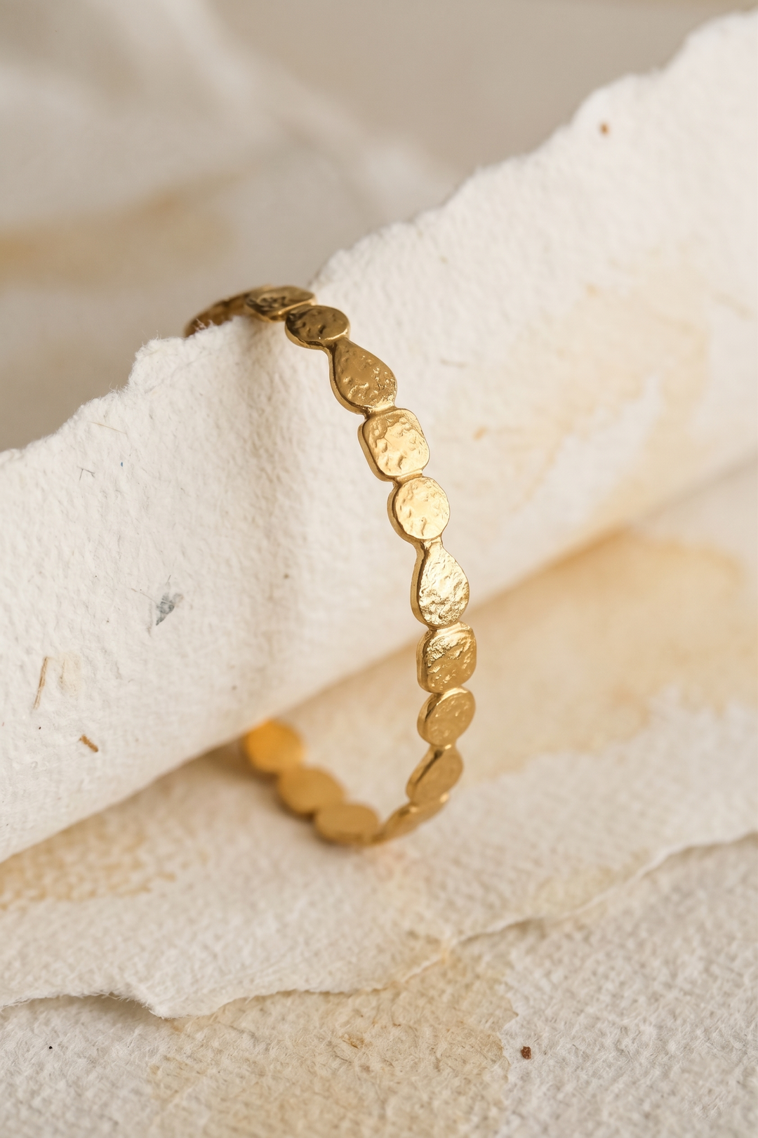 Gehämmerter goldfarbener Manschettenarmreif