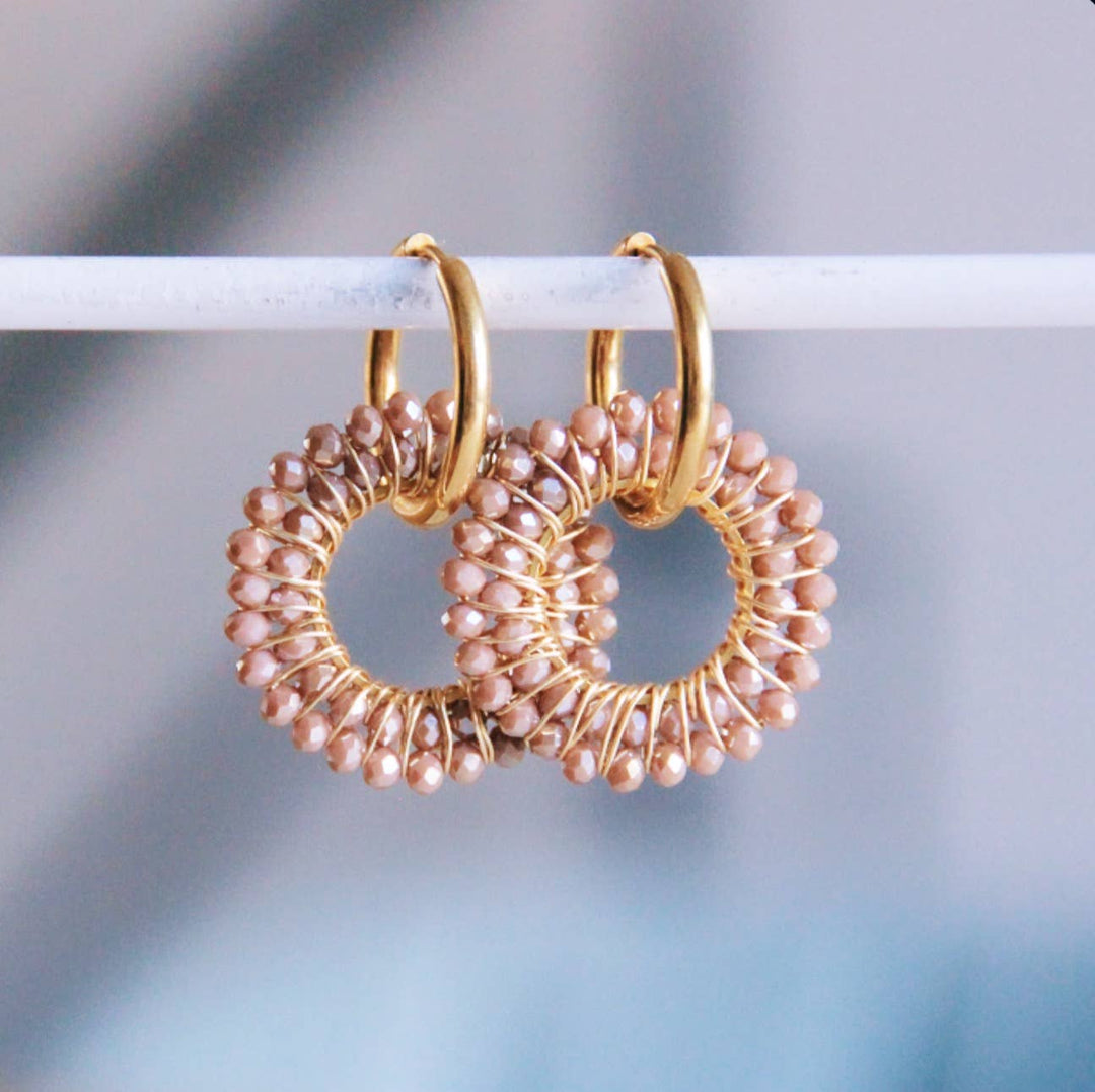 Mokka Ohrring mit rundem facettiertem Anhänger