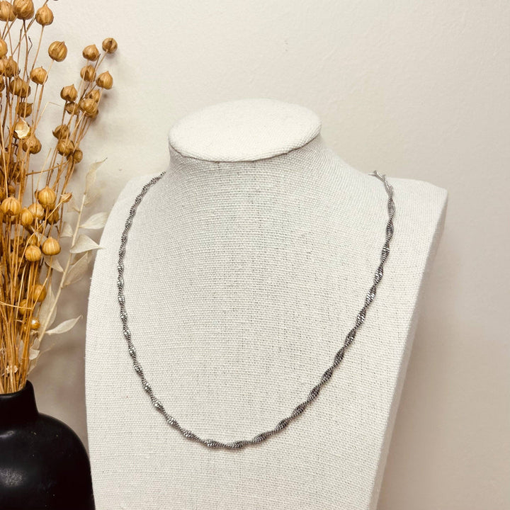 Halskette mit verdrehter Kette versilbert