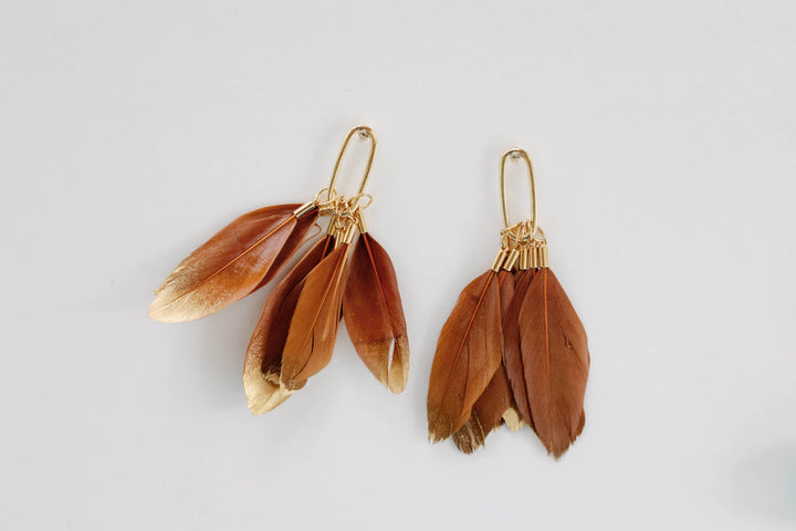 Statement earrings with caramel, gold-dipped autumn feathers