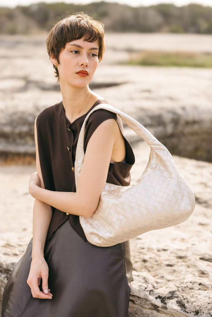 Liv Schultertasche aus veganem Material in Perl Beige