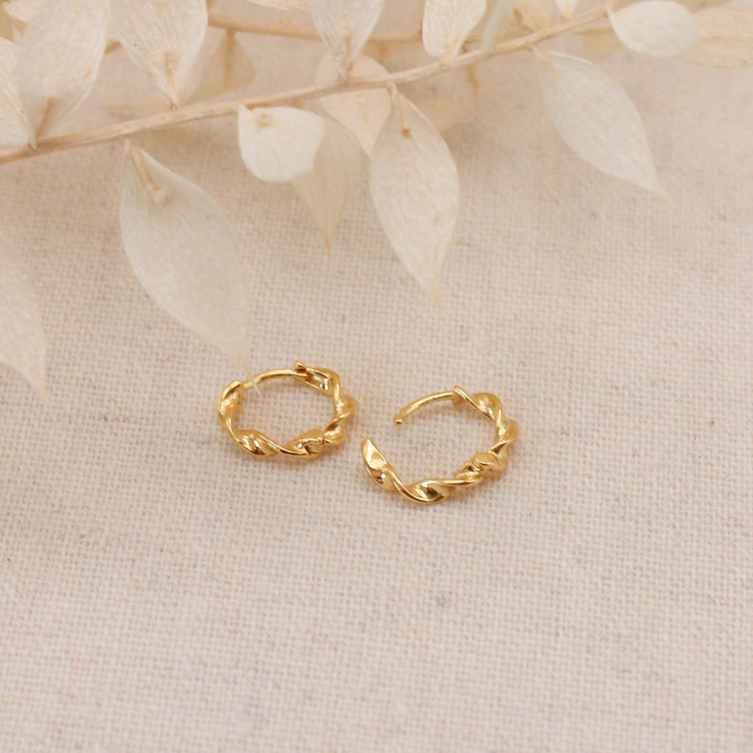 Huggie Hoops aus verdrehtem Gold