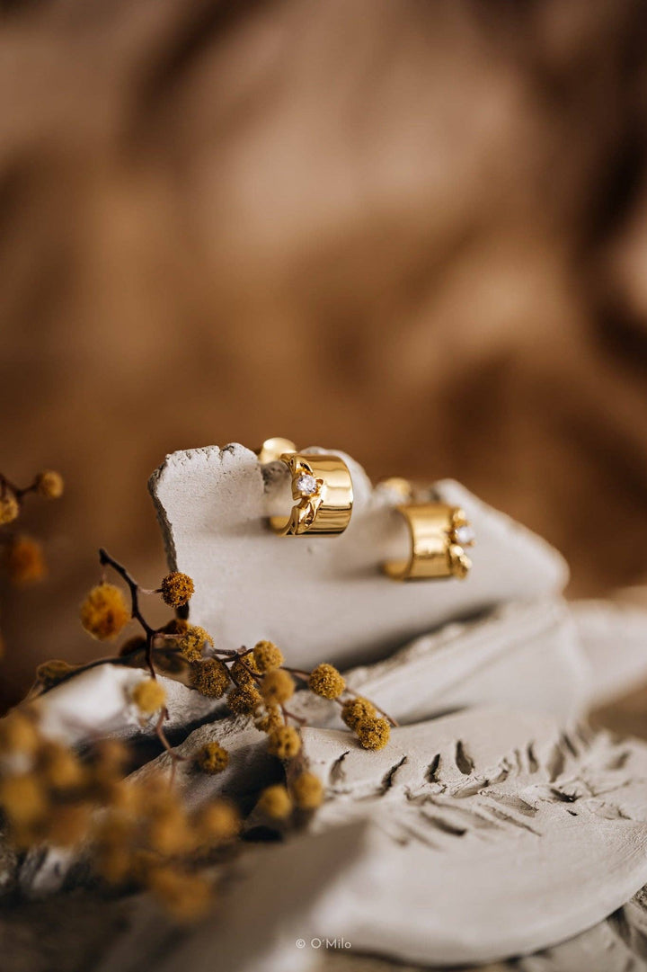 Goldene Blütenblätter Muse Ohrringe