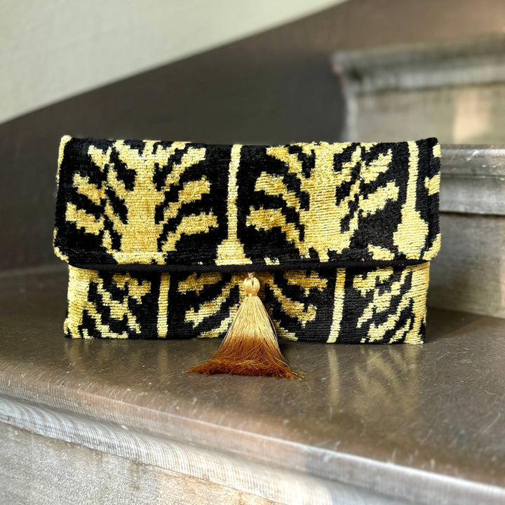 Ikat-Clutch-Tasche Cap d'Antibes mit Goldkette