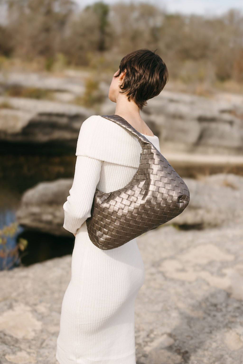 Liv Schultertasche aus veganem Material in Anthrazit