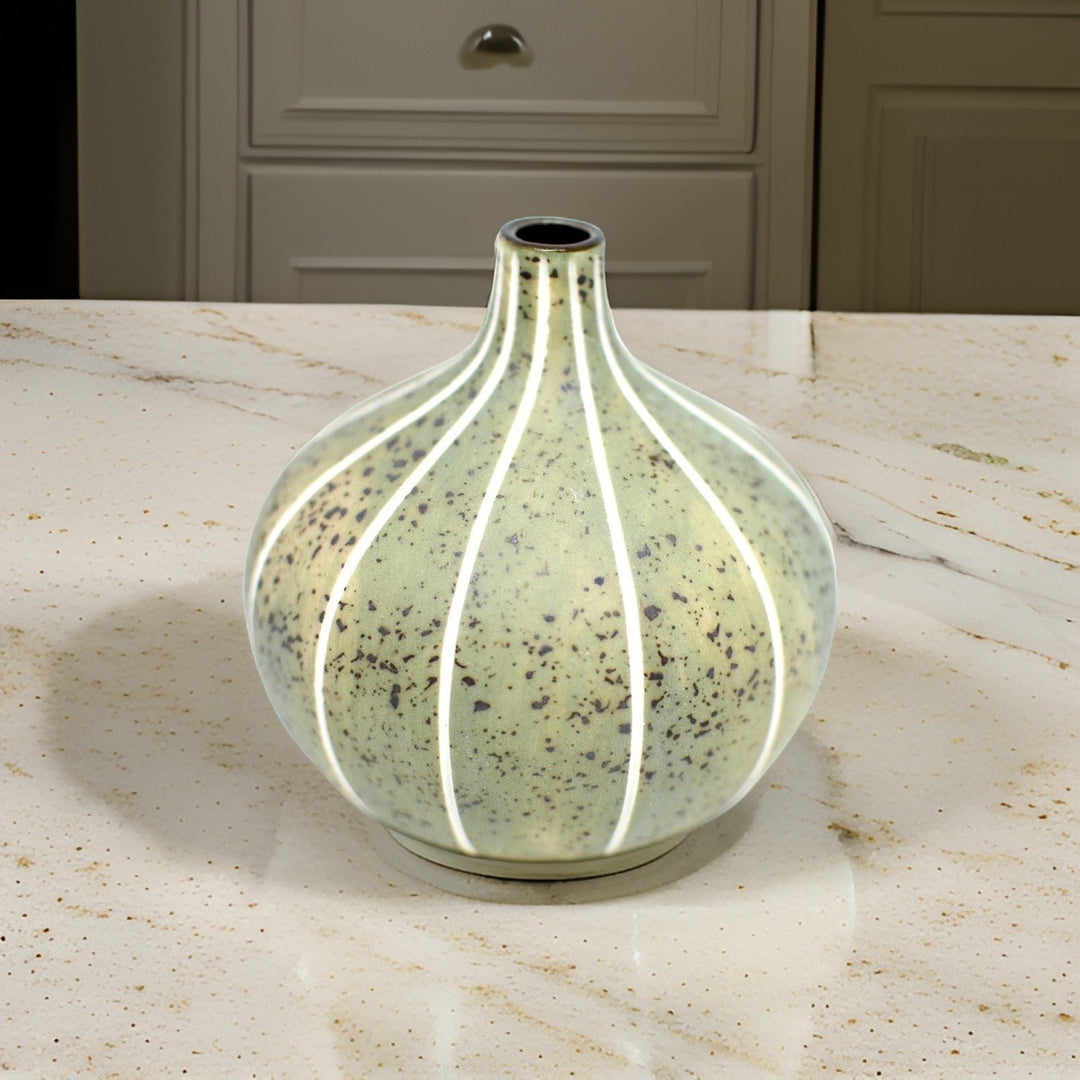 Small Light Verde Knospenvase aus Porzellankeramik