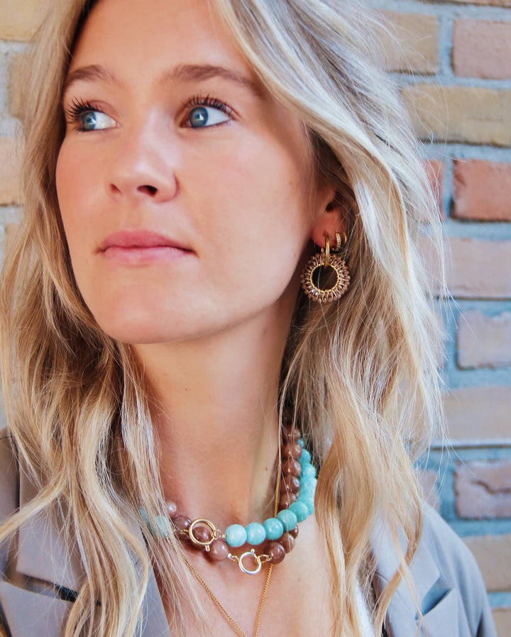 Mokka Ohrring mit rundem facettiertem Anhänger