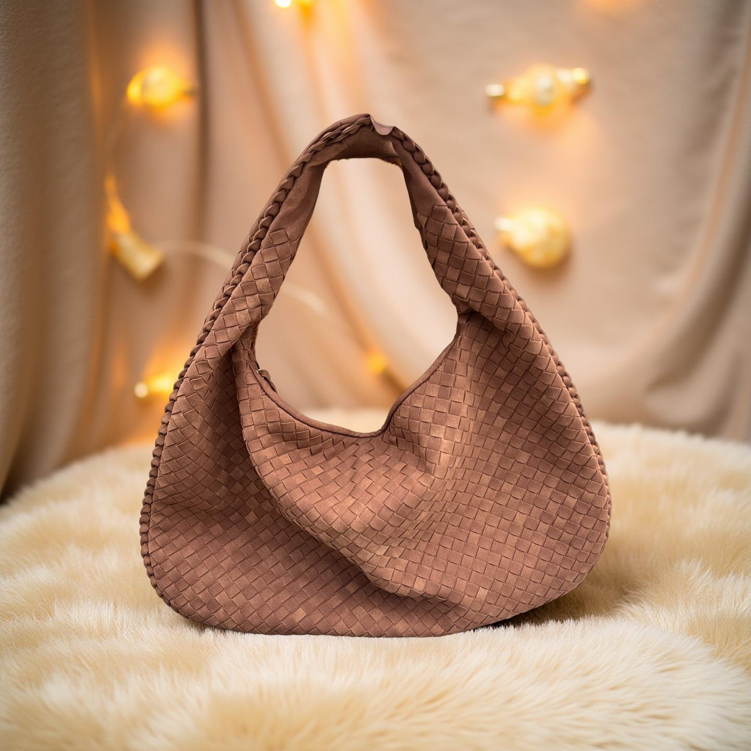 Valeria Hobo Schultertasche aus veganem Material in Muskatnuss