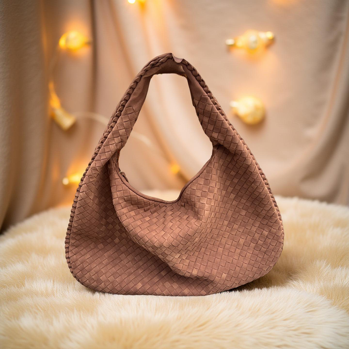 Valeria Hobo Schultertasche aus veganem Material in Muskatnuss