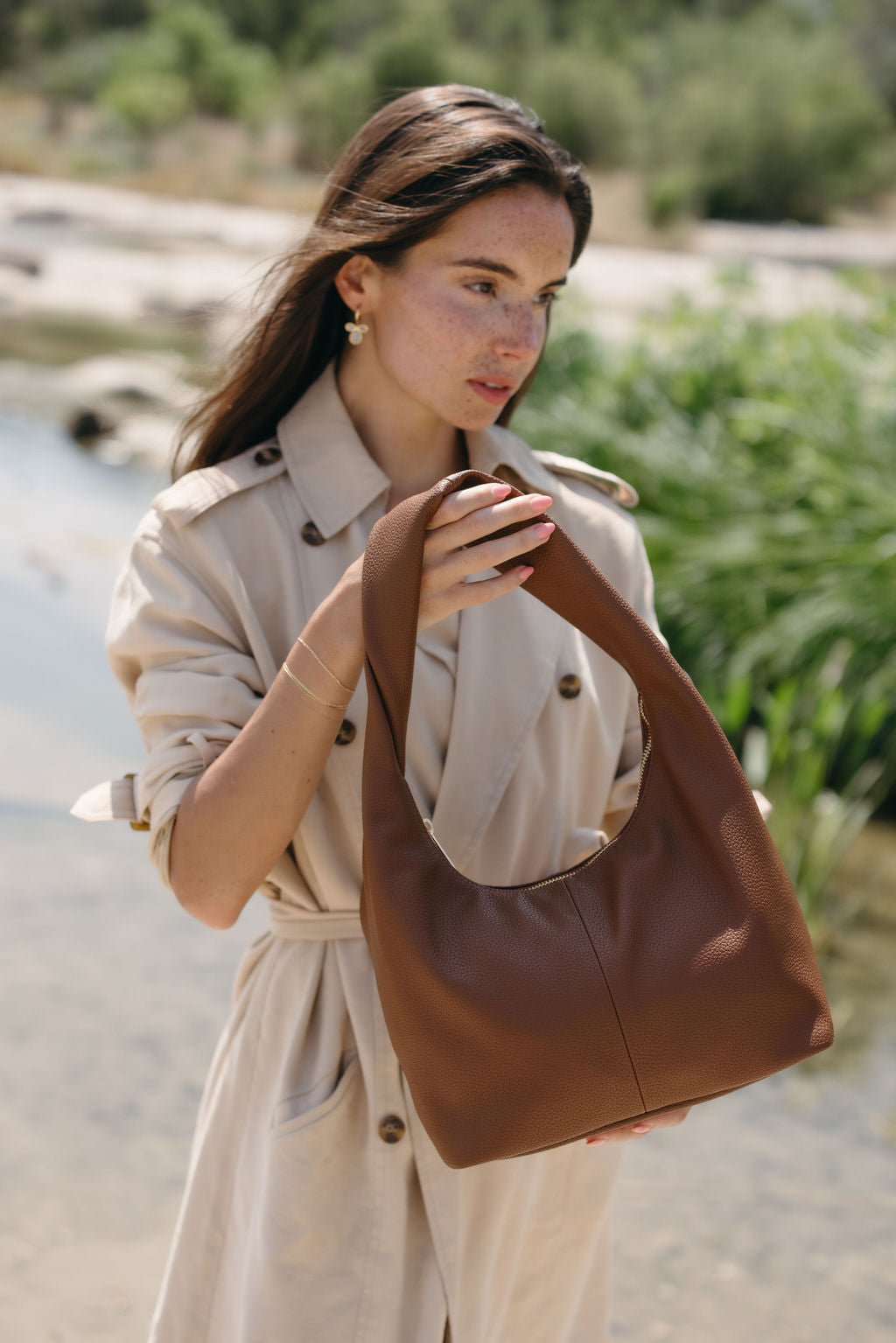 Ava Slouchy shoulder bag made of vegan leather in espresso – Ellefaire