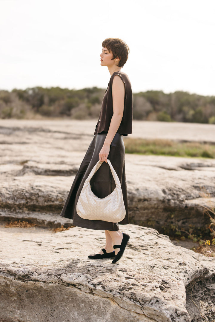 Liv Schultertasche aus veganem Material in Perl Beige