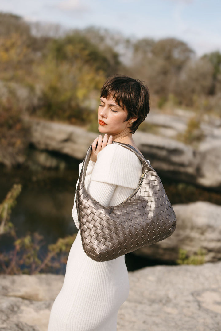 Liv Schultertasche aus veganem Material in Anthrazit