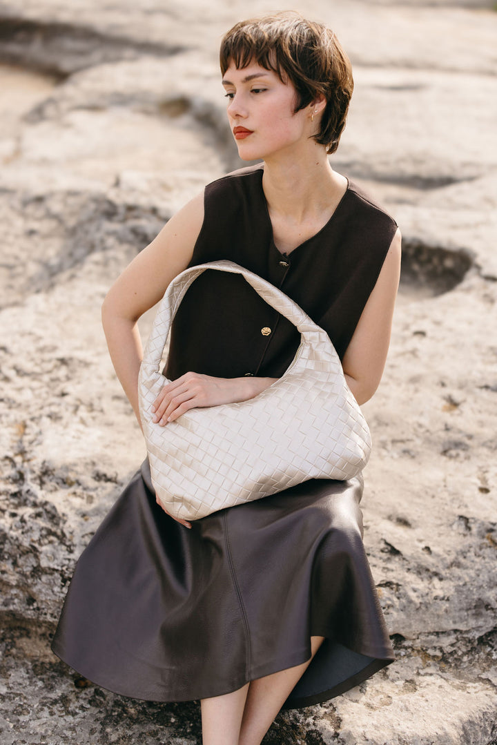 Liv Schultertasche aus veganem Material in Perl Beige