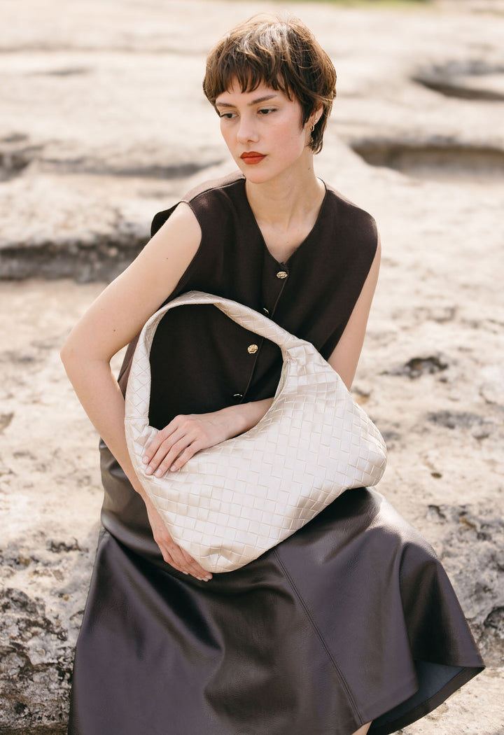 Liv Schultertasche aus veganem Material in Perl Beige