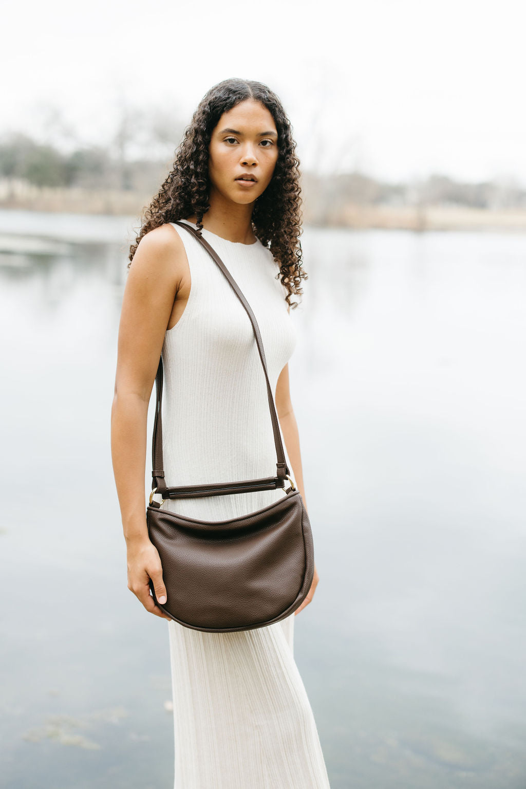 Elin Crossbodytasche aus recyceltem veganem Material in Espresso
