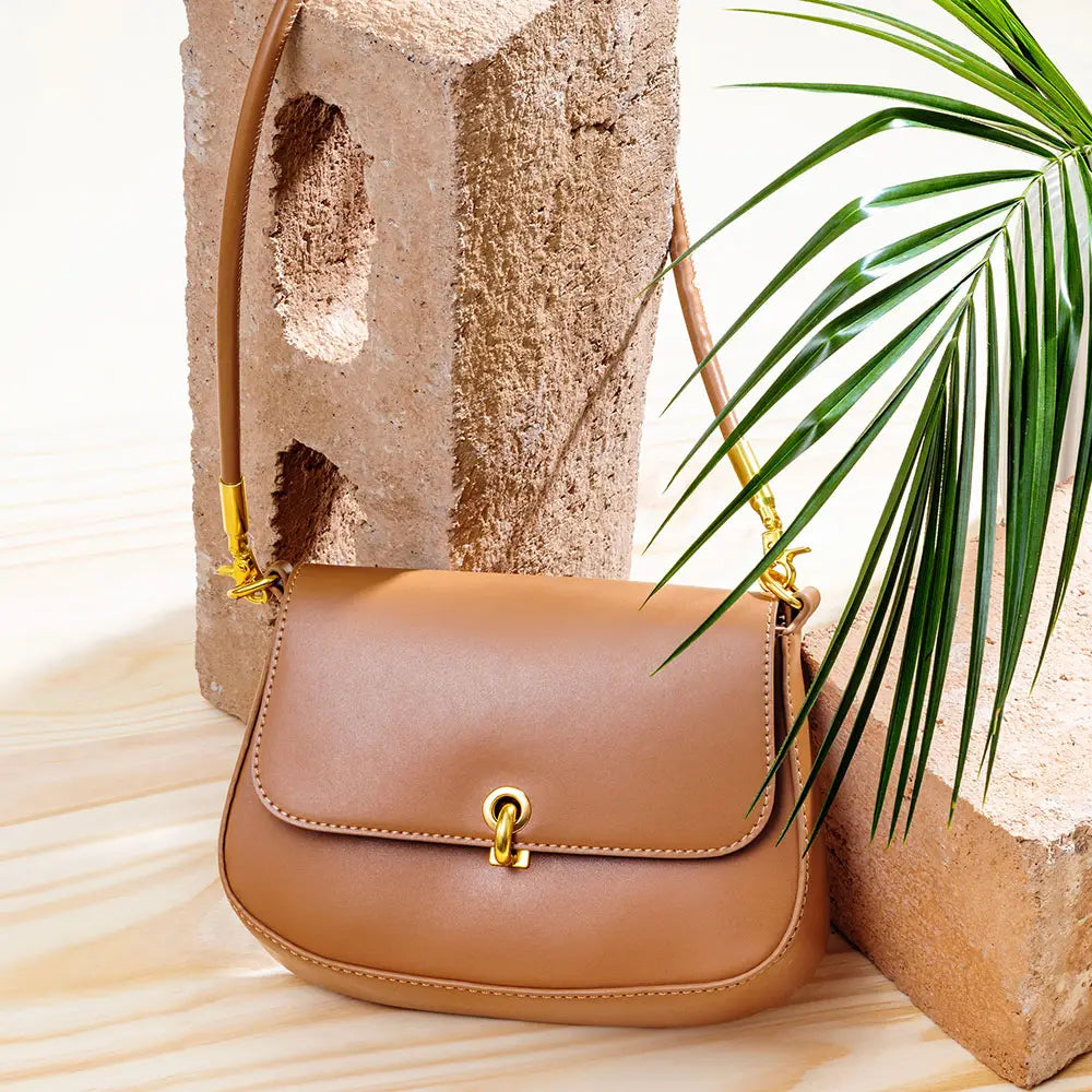 Melie Bianco Kleine Patricia Umhängetasche aus recyceltem veganem Material in Tan